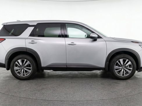 Used 2025 Nissan Pathfinder SV image 11