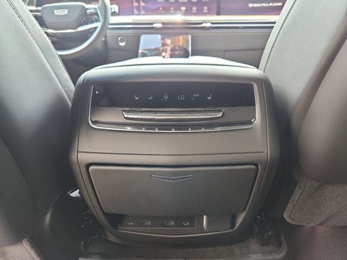 Used 2025 Cadillac Escalade Sport Platinum w/ LPO, Floor Liner Package AWD/4WD image 40