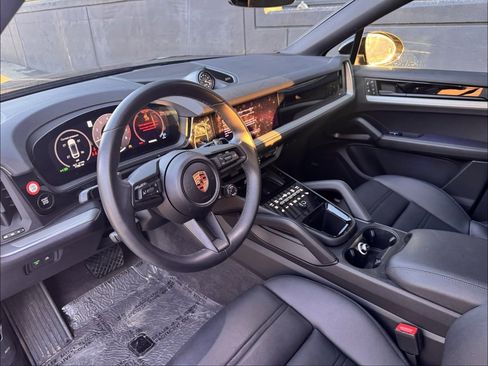 Certified 2025 Porsche Cayenne Coupe image 4