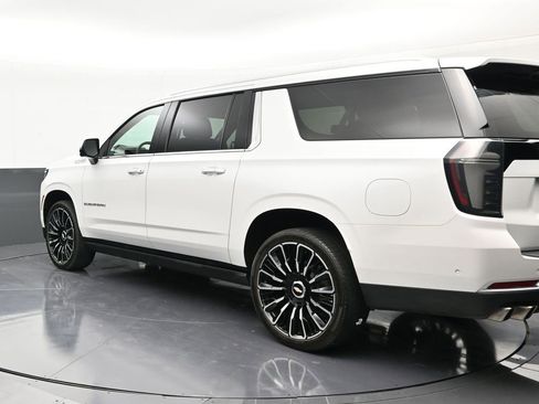Used 2025 Chevrolet Suburban High Country AWD/4WD image 3