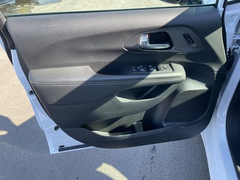 Used 2025 Chrysler Pacifica Select FWD image 11