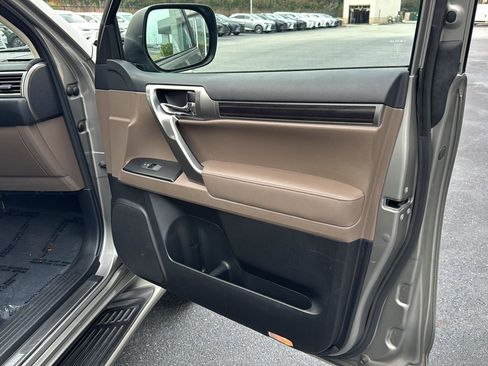 Used 2022 Lexus GX 460 Luxury w/ Sport Design Package image 12