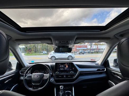 Used 2020 Toyota Highlander XLE image 9