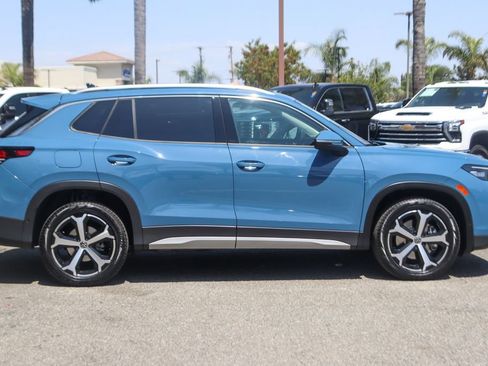 Used 2025 Volkswagen Tiguan SE AWD/4WD image 11