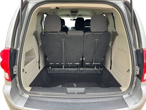 Used 2018 Dodge Grand Caravan SE FWD image 19