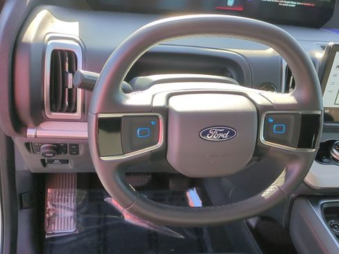 Used 2025 Ford Expedition Active AWD/4WD image 17