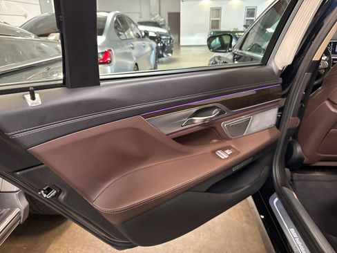 Used 2018 BMW 750i RWD image 18