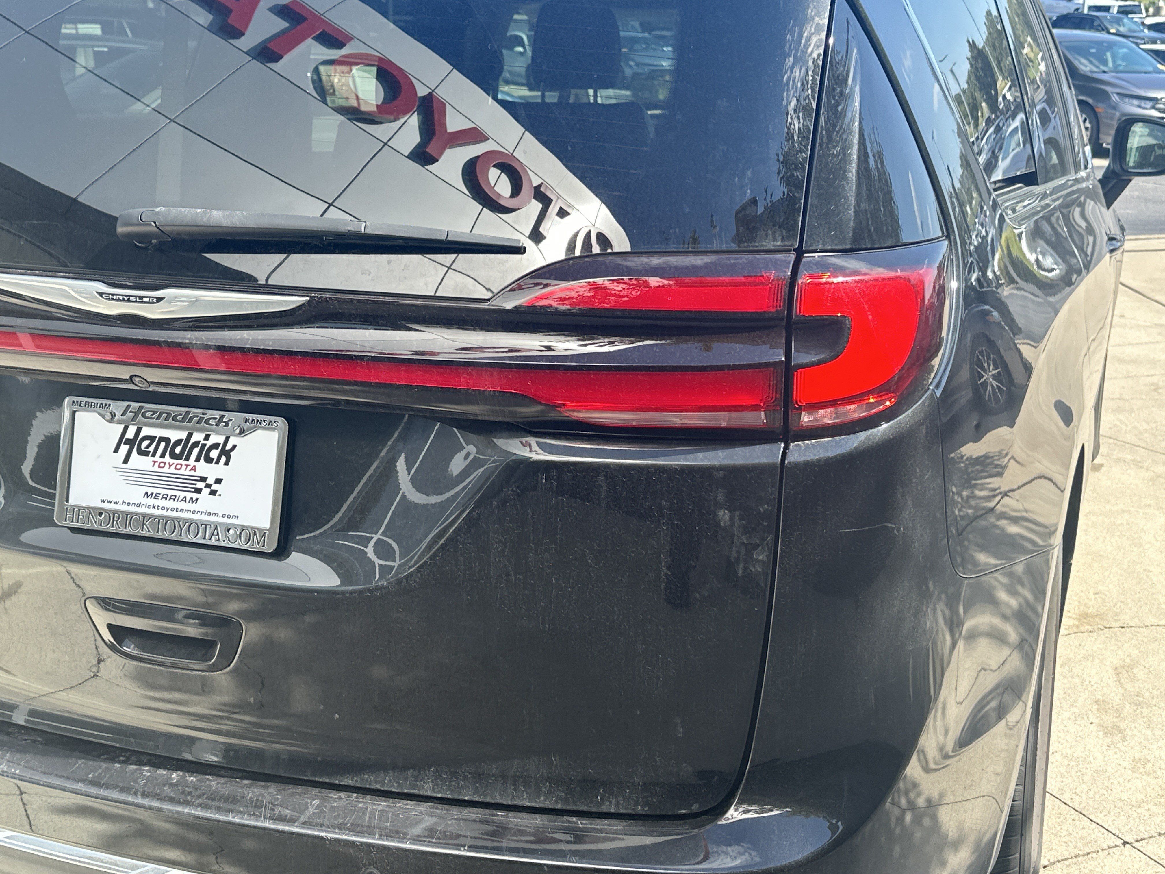 Used 2023 Chrysler Pacifica Touring-L FWD image 12