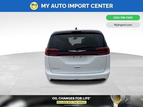 Used 2023 Chrysler Pacifica Touring-L FWD image 6