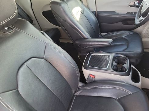 Used 2022 Chrysler Pacifica Touring-L w/ Uconnect Theater Family Group image 34