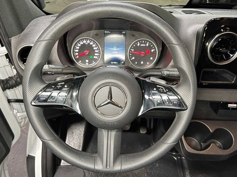Used 2025 Mercedes-Benz Sprinter 2500 image 25