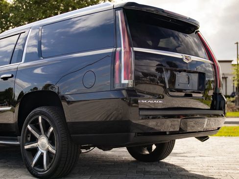 Used 2016 Cadillac Escalade ESV Luxury AWD/4WD image 12