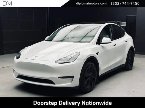 Used 2023 Tesla Model Y Long Range AWD/4WD image 1