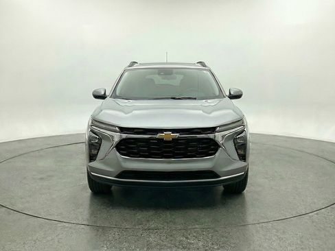 Used 2025 Chevrolet Trax LT FWD image 2