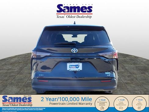Used 2025 Toyota Sienna LE image 9