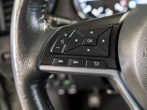 Used 2017 Nissan Rogue SV w/ SV Premium Package image 24