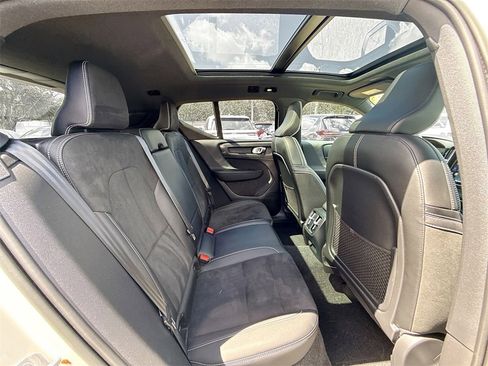 Used 2023 Volvo XC40 Recharge Plus image 32