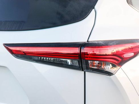 Used 2023 Toyota Highlander Platinum FWD image 10