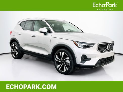 Used 2025 Volvo XC40 B5 Plus image 1