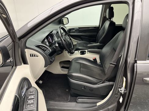 Used 2020 Dodge Grand Caravan SXT FWD image 3