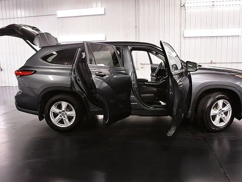 Used 2023 Toyota Highlander LE AWD/4WD image 33