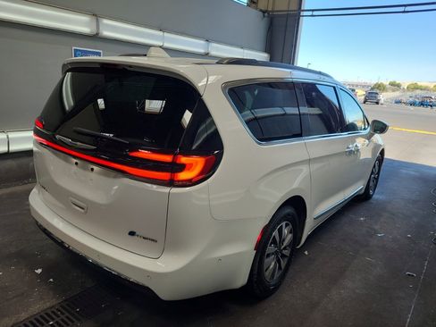 Used 2022 Chrysler Pacifica Limited w/ Uconnect Theater Family Group FWD image 6