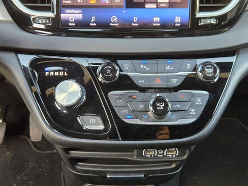 Used 2025 Chrysler Pacifica Select FWD image 18
