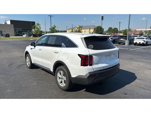 Used 2022 Kia Sorento LX AWD/4WD image 3