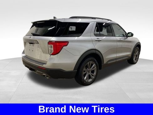 Used 2021 Ford Explorer XLT w/ Equipment Group 202A AWD/4WD image 4