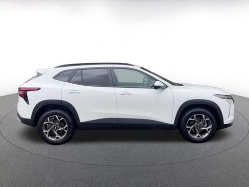 Used 2025 Chevrolet Trax LT FWD image 16