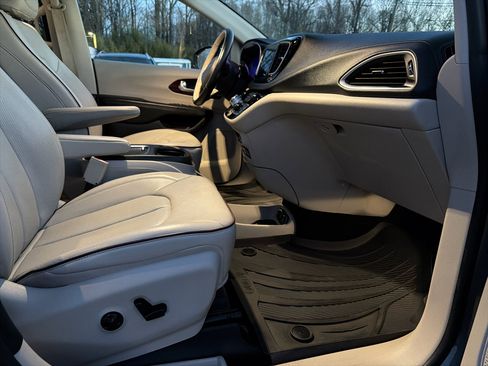 Used 2017 Chrysler Pacifica Limited w/ UConnect Theater Package image 23