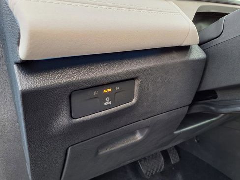 New 2026 Volkswagen Tiguan SE image 18