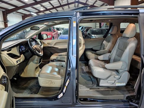 Used 2017 Toyota Sienna XLE image 17