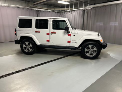 Used 2018 Jeep Wrangler Unlimited Sahara w/ Connectivity Group image 8