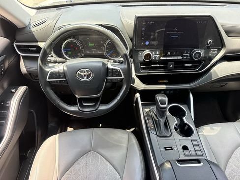 Used 2023 Toyota Highlander Bronze Edition FWD image 12