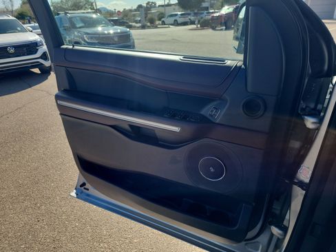 Used 2024 Ford Expedition Limited image 13
