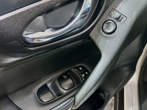 Used 2017 Nissan Rogue SV AWD/4WD image 19