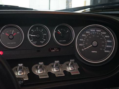 Used 2006 Ford GT RWD image 17