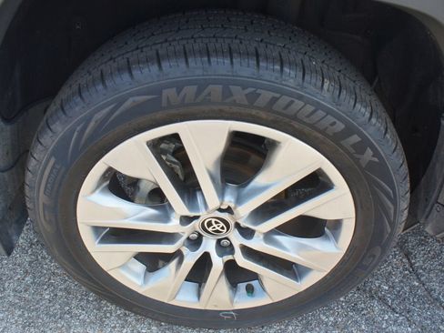 Used 2022 Toyota RAV4 XLE Premium AWD/4WD image 25