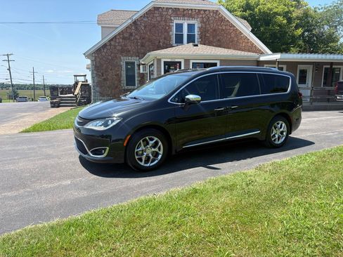 Used 2017 Chrysler Pacifica Limited w/ UConnect Theater Package FWD image 1