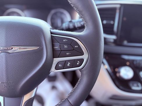 Used 2024 Chrysler Pacifica Touring-L image 26