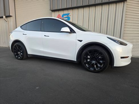 Used 2024 Tesla Model Y Long Range AWD/4WD image 11