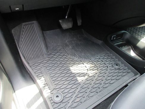 Used 2025 Chrysler Pacifica Select w/ Fav Edition Package FWD image 26