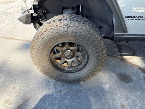 Used 2015 Jeep Wrangler Unlimited Sahara w/ Connectivity Group AWD/4WD image 5