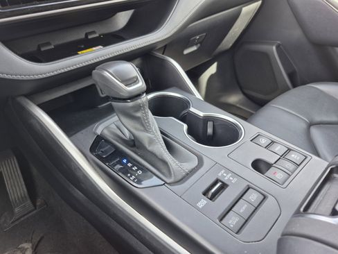 Used 2023 Toyota Highlander XLE image 12