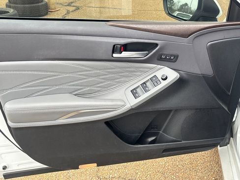 Used 2019 Toyota Avalon Limited image 5