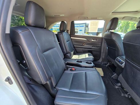 Used 2019 Toyota Highlander XLE AWD/4WD image 6