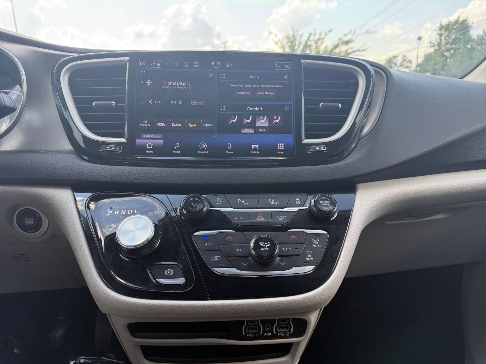 Used 2024 Chrysler Pacifica Touring-L FWD image 16