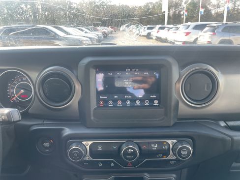 Used 2022 Jeep Gladiator Sport image 9