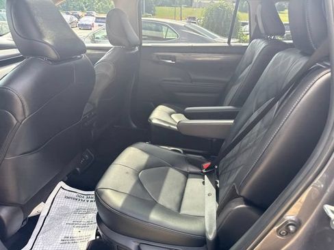 Used 2024 Toyota Highlander Platinum AWD/4WD image 29